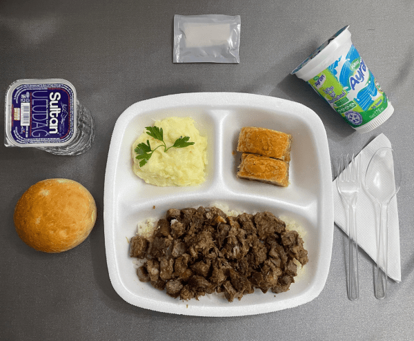 Tereyağlı pirinç pilavı ve yumuşak dana kavurma yakın plan çekim.