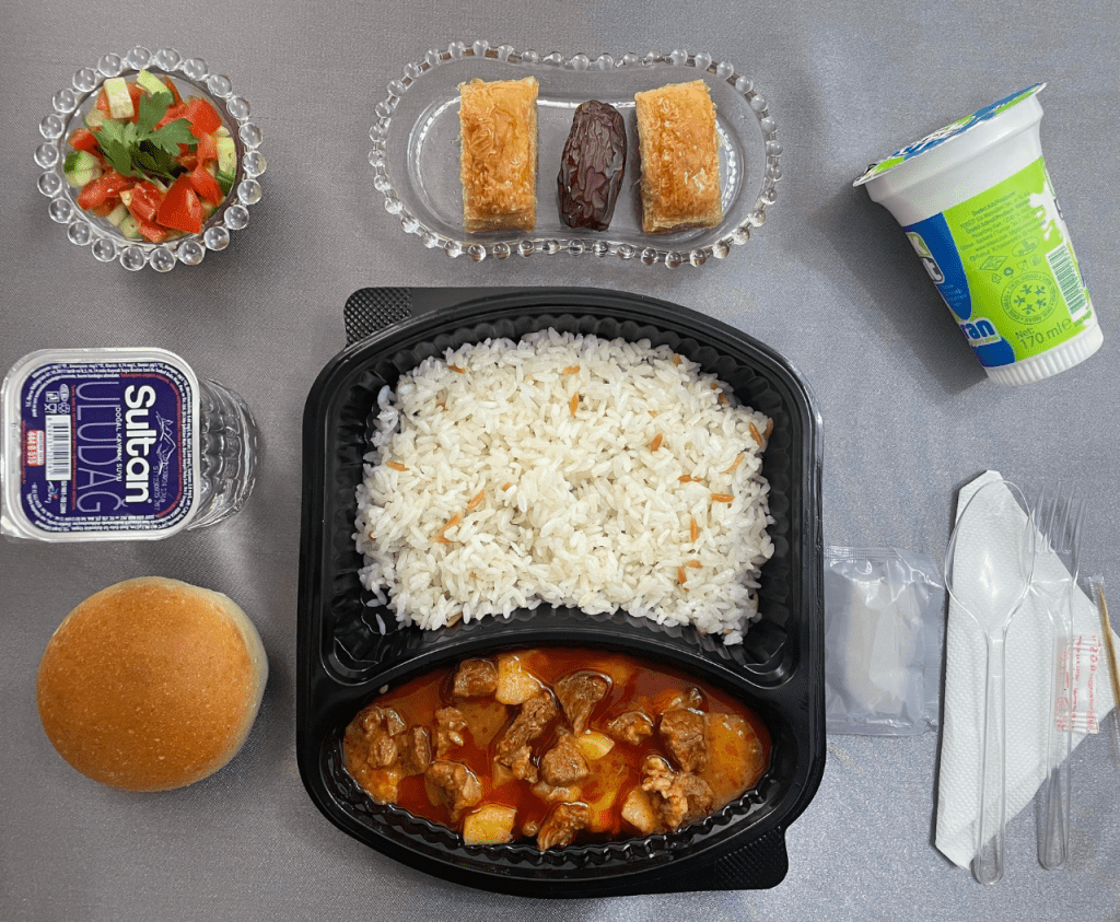 Geleneksel Osmanlı mutfağından taş kebabı, nefis et yemeği.